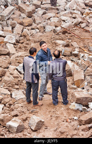 CHONGQING-NOV. 4, 2014. Manager con clienti in cantiere. Dieci anni fa, Chongqing era un punto di partenza per le crociere sul fiume legato allo smog. Foto Stock