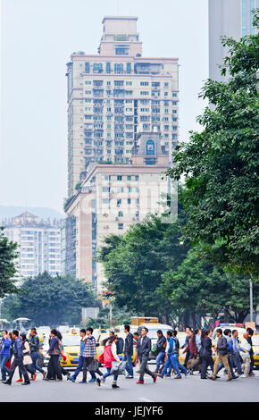 CHONGQING-4 NOVEMBRE 2014. Folla che attraversa la strada. Nel censimento del 2010 il comune aveva una popolazione di 28.846.170 abitanti Foto Stock