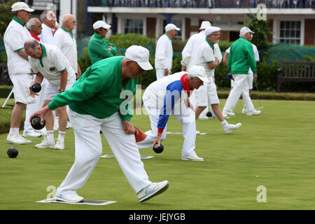 I giocatori provenienti da Bognor Regis Bowls Club in azione nel West Sussex, Regno Unito. Foto Stock