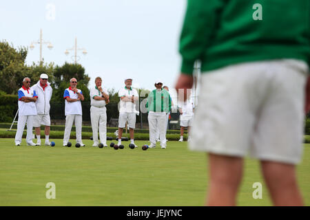 I giocatori provenienti da Bognor Regis Bowls Club in azione nel West Sussex, Regno Unito. Foto Stock