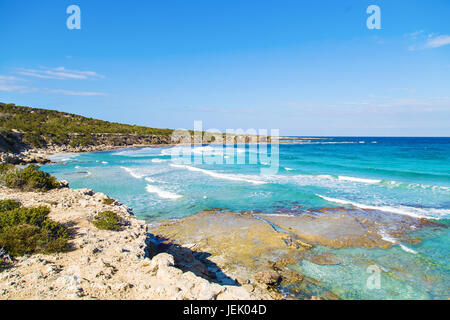 Una vista di una laguna blu vicino città Polis, penisola di Akamas National Park, Cipro. Foto Stock