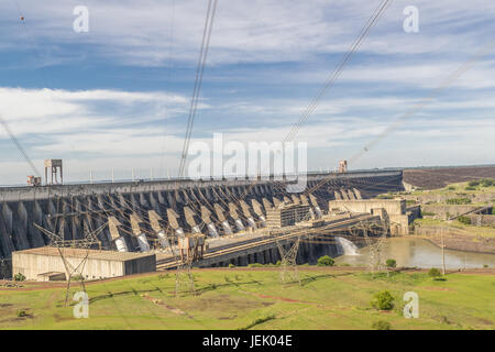 Itaipu Dam vista dal brasiliano confine Foto Stock