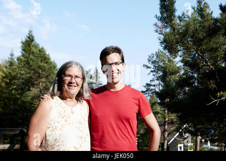 Ritratto di donna senior con figlio adulto Foto Stock