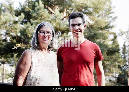 Ritratto di donna senior con figlio adulto Foto Stock