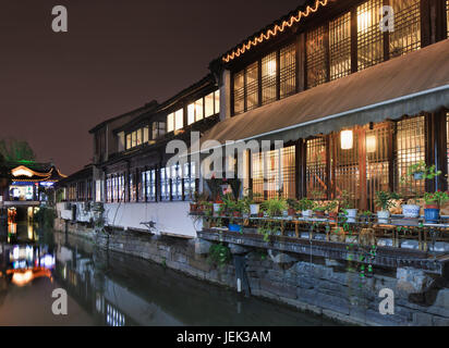 Ristorante Cinese tradizionale vicino a canal, Suzhou, Cina Foto Stock