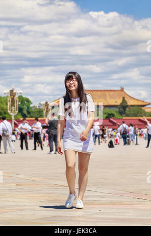 Allegro ragazza in piazza Tiananmen. Con 440,500 m2 è uno dei più grandi del mondo piazze e ha un grande significato culturale per la Cina. Foto Stock