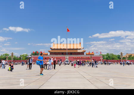 Visitatori sulla soleggiata Piazza Tiananmen. Con 440,500 m2 è uno dei più grandi del mondo piazze e ha un grande significato culturale per la Cina. Foto Stock