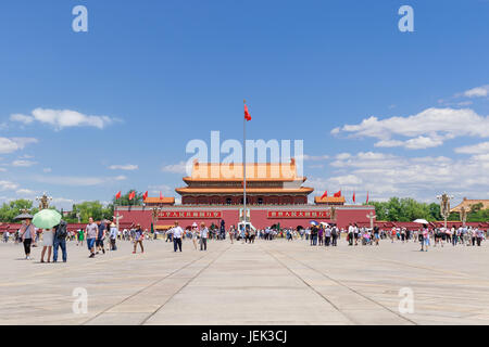 Visitatori sulla soleggiata Piazza Tiananmen. Con 440,500 m2 è uno dei più grandi del mondo piazze e ha un grande significato culturale per la Cina. Foto Stock