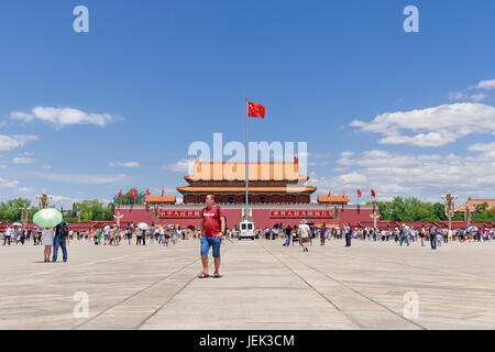 Visitatori sulla soleggiata Piazza Tiananmen. Con 440,500 m2 è uno dei più grandi del mondo piazze e ha un grande significato culturale per la Cina. Foto Stock