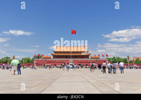 Visitatori sulla soleggiata Piazza Tiananmen. Con 440,500 m2 è uno dei più grandi del mondo piazze e ha un grande significato culturale per la Cina. Foto Stock