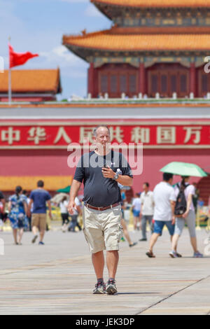 I turisti stranieri sulla soleggiata Piazza Tiananmen, uno dei siti più visitati al mondo. Esso ha un grande significato culturale. Foto Stock