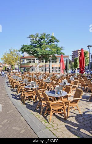 Sedi di rattan outdoor presso Pio Square, situato a Tilburg downtown area. La piazza è un luogo popolare per avere incontri socievole. Foto Stock