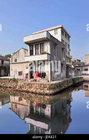 Casa Tradizionale si riflette in un canale, Wenzhou, nella provincia di Zhejiang, Cina Foto Stock