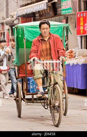 XIAN, Cina - 22 maggio 2009. Un cargo bike in un vicolo. Anche se il loro numero è in declino, carico del moto sono ancora una popolare modalità di trasporto in Cina. Foto Stock