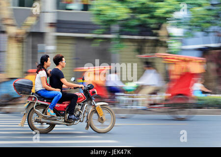 XIANG YANG-cina-luglio 4, 2012. Giovane sulla moto di gas. Domanda di gas motocicli in Cina aumenta principalmente nelle zone rurali. Foto Stock