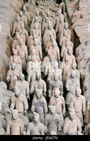 XIAN-aprile 9. Esercito di Terracotta. Si tratta di una collezione di sculture (8.000 soldati) sepolta con il primo imperatore cinese Qin Shi Huang in 210-209 BC. Foto Stock