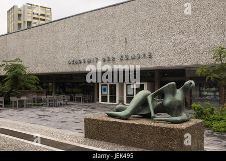 Berlino, 23 giugno: Il 'Akademie der Kunste" (tedesco per l'Accademia di Arti) e 'Die Liegende' scultura di Berlino del giugno 23rd, 2017. Foto Stock