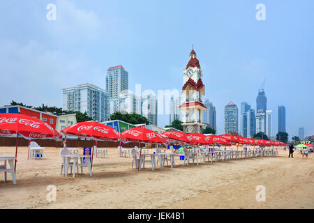 YANTAI-cina-luglio 17. Vuoto spiaggia con ombrelloni Coca-Cola. Coca-Cola è stata in Cina dal 1927 ed è ora uno dei suoi top 20 marchi. Foto Stock