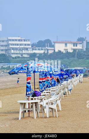 YANTAI-cina-luglio 21. Fila di sedili con Pepsi ombrelloni sulla spiaggia. Coca Cola e Pepsi sono state in lotta tra loro per più di un secolo. Foto Stock