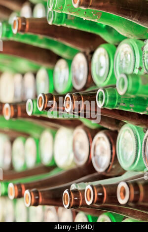 Giochi di luce, di riflessione e di trasparenza su una parete di svuotare le bottiglie di birra Foto Stock