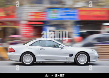 Di YIWU-cina-gen. 15, 2016. Mercedes-Benz SL-classe. Mercedes-Benz è sul suo modo di sorpassare BMW come più venduto al mondo automobilistico di lusso. Foto Stock