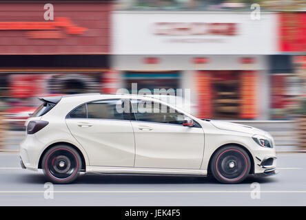 Di YIWU-cina-gen. 19, 2016. Mercedes-Benz AMG Classe. Mercedes-Benz è sul suo modo di sorpassare BMW come più venduto al mondo automobilistico di lusso. Foto Stock