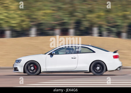 Di YIWU-cina-gennaio 26, 2016. Audi S5 Coupe. La Cina da solo costituisce quasi un terzo della Audi del volume delle vendite e la vettura tedesca-maker detiene una posizione dominante. Foto Stock