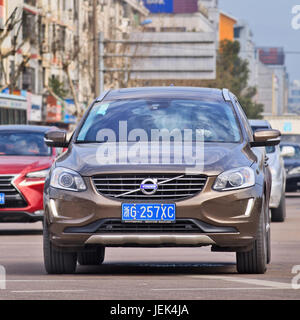 Volvo XC60 AWD vista frontale. Il produttore svedese, acquistato da Zhejiang Geely nel 2010, sta iniziando a raccogliere i frutti benefici di cinque anni di sviluppo del modello. Foto Stock