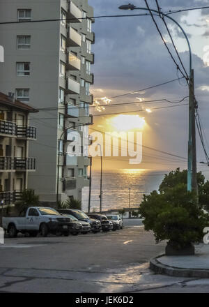 Alba sulla strada vuota Foto Stock