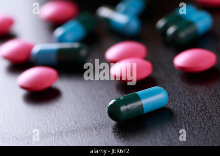 Tutte le pillole medicinali farmaceutici assortiti pillole colorate medico di fondo Foto Stock
