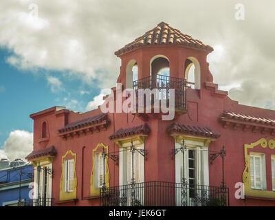 Casa in stile coloniale a basso angolo di visione Foto Stock