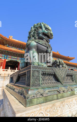 Custode Leone nella parte anteriore del padiglione presso Palace Museum, Pechino, Cina Foto Stock