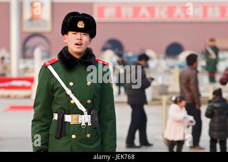 PECHINO – DEC. 26, 2011. Guardia d'onore a Tiananmen il 26 dicembre 2011. Le guardie d'onore sono fornite dall'Esercito di Liberazione del Popolo in Piazza Tiananmen. Foto Stock