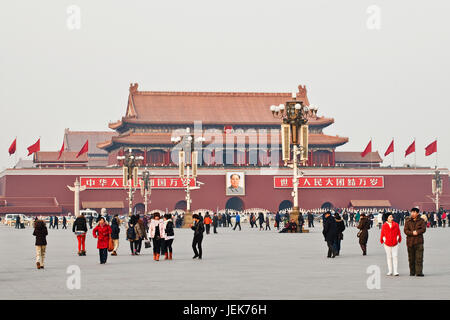 PECHINO – DEC. 26, 2011. I turisti cinesi camminano a Tiananmen, un famoso monumento a Pechino e ampiamente utilizzato come simbolo nazionale. Foto Stock