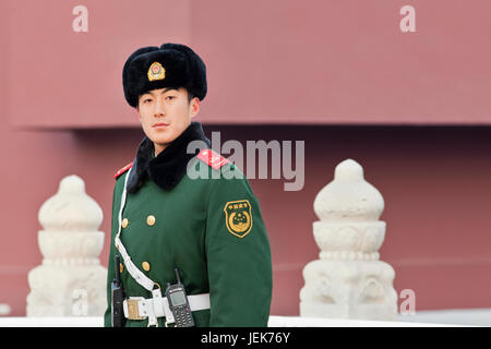 PECHINO – DEC. 26, 2011. Guardia d'onore a Tiananmen il 26 dicembre 2011. Le guardie d'onore sono fornite dall'Esercito di Liberazione del Popolo in Piazza Tiananmen. Foto Stock