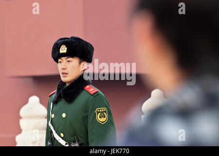 PECHINO – DEC. 26, 2011. Guardia d'onore a Tiananmen il 26 dicembre 2011. Le guardie d'onore sono fornite dall'Esercito di Liberazione del Popolo in Piazza Tiananmen. Foto Stock