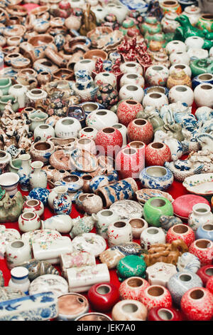 Ceramiche decorate sul mercato Panjiayuan, situato nel sud est di Pechino, Cina Foto Stock