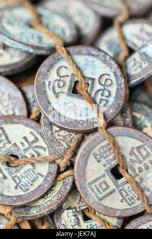 Monete cinesi antiche legate esposte sul mercato Panjiayuan, situato nel sud-est di Pechino, Cina. Foto Stock