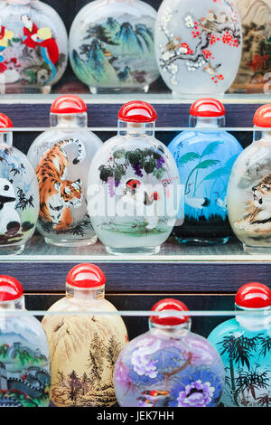 PECHINO-27 MARZO 2011. Riproduzioni di antiche bottiglie di tabacco sul mercato Panjiayuan. Durante la dinastia Qing sono state utilizzate bottiglie di tabacco da fiuto. Foto Stock