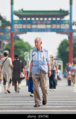 PECHINO-9 GIUGNO 2015. Vecchio uomo cinese. La popolazione anziana (60 anni o più) in Cina è di 128 milioni, una su dieci persone, la più grande del mondo. Foto Stock