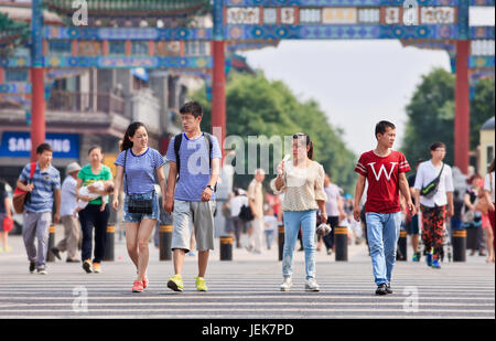 PECHINO-9 GIUGNO 2015. Persone a gate Qianmen Street, famosa attrazione. La strada pedonale ristrutturata, di 840 metri, ha edifici in stile tardo Qing Dynasty. Foto Stock