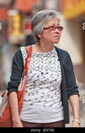PECHINO-9 GIUGNO 2015. Donne anziane nel centro città. La popolazione anziana (60 anni) in Cina è di 128 milioni, una su dieci persone, la più grande del mondo. Foto Stock