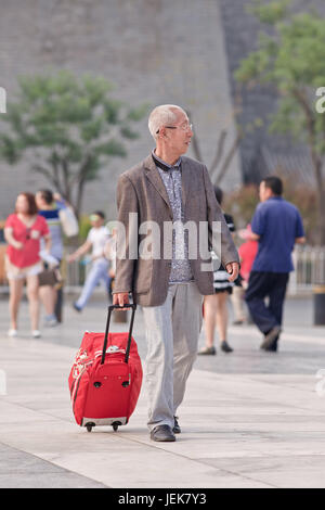 PECHINO-9 GIUGNO 2015. Senior con valigia. La popolazione anziana (60 anni o più) in Cina è di 128 milioni di persone, una su dieci, la più grande del mondo. Foto Stock