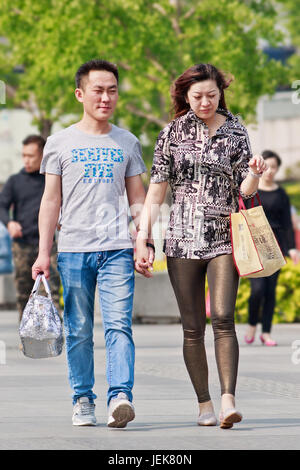 PECHINO-28 APRILE 2016. Coppia alla moda nel centro della città. L’economia cinese, alimentata dalla ricchezza della classe media, subisce un grande cambiamento nei consumi. Foto Stock