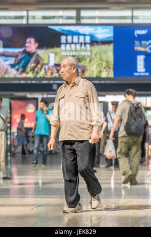 PECHINO-21 MAGGIO 2016. Senior Traveler alla Stazione ferroviaria di Pechino Sud, la stazione più grande della città e una delle più grandi in Asia. Foto Stock