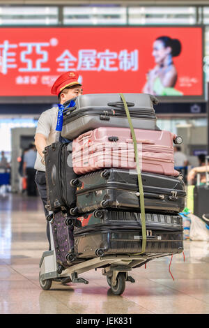 PECHINO-21 MAGGIO 2016. Facchino alla Stazione ferroviaria di Pechino Sud, la stazione piu' grande della citta', e una delle piu' grandi in Asia. Foto Stock