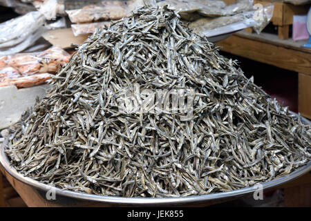 Oman Seeb acciughe essiccate in vendita presso il mercato del pesce Foto Stock