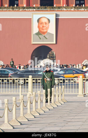 PECHINO-GEN. 17. Guardia d'onore a Tiananmen. Le guardie d'onore sono fornite dall'Esercito di Liberazione del Popolo in Piazza Tiananmen per la cerimonia di sollevamento delle bandiere. Foto Stock