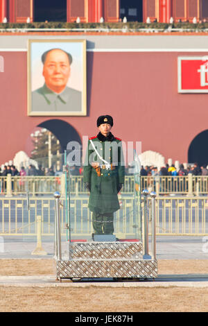 PECHINO-GEN. 17. Guardia d'onore a Tiananmen. Le guardie d'onore sono fornite dall'Esercito di Liberazione del Popolo in Piazza Tiananmen per la cerimonia di sollevamento delle bandiere. Foto Stock