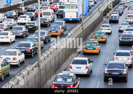 Pechino - MARZO 26, 2011. Inceppamento di traffico su Pechino quarto ring road. Il numero di vetture a Pechino ha investito 4 milioni di euro recentemente e la città del parco auto crescere Foto Stock